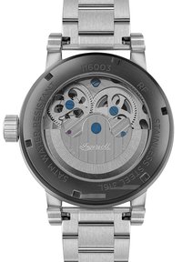 Stalen horloge met een transparante achterkant die complexe tandwielen en blauwe accenten toont, ronde vorm en een gepolijste afwerking. Waterbestendig.