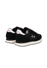 Paire de chaussures de sport noires et blanches avec texte rose "SUN68" sur les languettes de talon et logo triangulaire blanc sur le côté, inclinées pour montrer l'arrière et les côtés extérieurs.