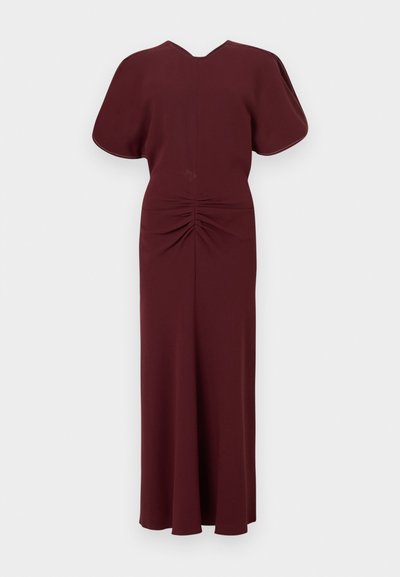 Abito bordeaux con una texture liscia. Presenta una scollatura a V, maniche a mantella corte e dettagli arricciati sul retro. Lunghezza fino al pavimento.