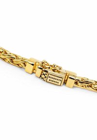 Braccialetto a catena intrecciata in oro con chiusura rettangolare incisa "Buddha to Buddha" e fissata da una piccola sicura di sicurezza.