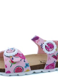 Sandale rose avec un pied de texture, ornée de motifs colorés de fruits et d'oiseaux, équipée de deux sangles réglables blanches à boucle et d'une semelle en caoutchouc blanche.