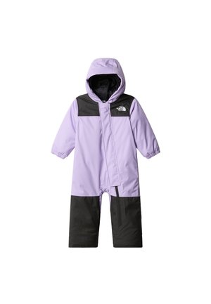 Combinaison de neige isolante violette et noire avec capuche, dotée de poignets élastiques, d'une fermeture éclair frontale et d'un logo sur la poitrine. Matériau imperméable.