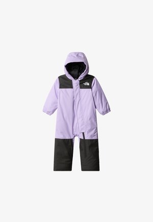 Vijoličast in črn izoliran zimski kombinezon s kapuco, opremljen z elastičnimi manšetami, sprednjo zadrgo in logotipom na prsih. Vodoodporen material.