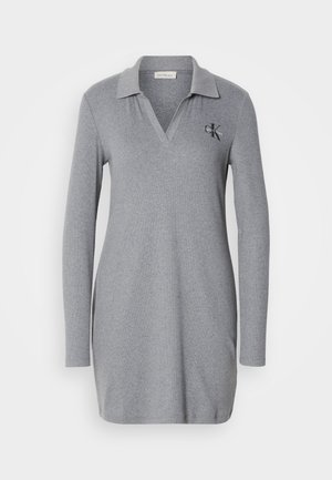 Vestido polo de manga larga gris, hecho de un material suave, con cuello en V y un pequeño logo bordado en el lado izquierdo del pecho.