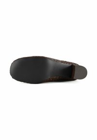 Scarpa in pelle intrecciata marrone con superficie texturizzata, dotata di una suola in gomma nera flessibile e design a punta arrotondata.