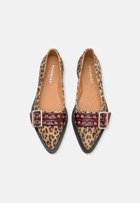 Leopardmönstrade ballerinas med spetsig tå, textilerad yta, bred bordeauxfärgad rem med silveröglor och fyrkantig metallspänne.