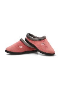 Zapatillas de ante rosa con forro de piel sintética gris, puntera redonda, suelas de goma negra y un pequeño diseño bordado en el lado exterior.