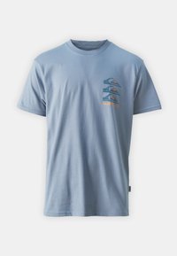 Lichtblauwe katoenen T-shirt met een graphic op de linkerkant van de borst, met gelaagde bergen en golfontwerpen in blauw, oranje en zwart.
