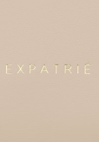 Beige bőranyag, amelyen dombornyomott, arany betűkkel szerepel az "EXPATRIÉ" felirat, texturált felülettel és minimális díszítéssel.