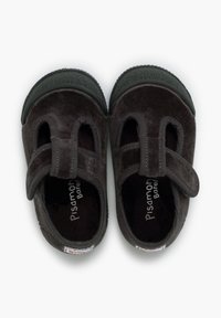 Zwarte kinderschoenen van suède met uitgesneden ontwerp en klittenbandsluiting. Textuurrubberzool, afgeronde neus en zachte voering aan de binnenkant.