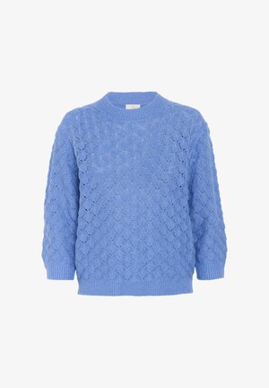 Világoskék kötött pulóver hullámos textúrált mintával, kerek nyakkivágással és háromnegyedes ujjal. Bordás alsó szegély és mandzsetta.