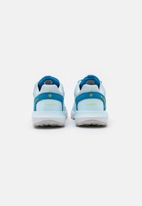 Zapatos atléticos impermeables con un upper de malla azul y gris claro, un cuello acolchado y suela de goma texturizada para mayor tracción.