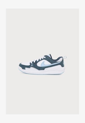 Pantof sport cu talpă joasă din plasă albă, cu suprapuneri din piele întoarsă albastru închis și swoosh Nike albastru deschis, văzut din partea exterioară.