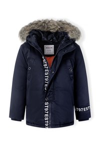 Giubbotto imbottito blu navy con cappuccio in pelliccia sintetica, chiusura con zip e accenti di testo bianco nella parte anteriore. Presenta due tasche laterali e una fodera morbida.