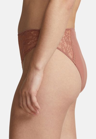 Lantti ja mikrofiiberinen hipster-alushousu pölyisen ruusun sävyssä; sisältää pitsisen takaosapaneelin ja sileän etuosan, jossa on korkea lahkeen leikkaus.