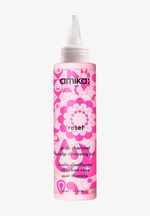 Pinkfarbene Plastikflasche mit einer spitzen Düse, versehen mit abstrakten weißen Mustern. Der Text lautet "reset" und "pink charcoal scalp cleansing oil".