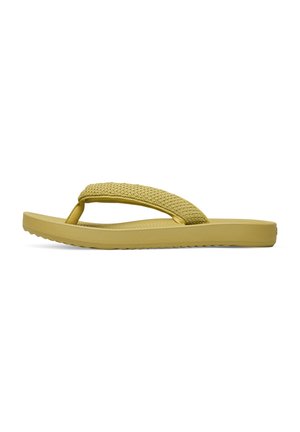 Seitenansicht einer gelben Flip-Flop-Sandale mit strukturiertem Riemen und geriffelter Sohle auf weißem Hintergrund.