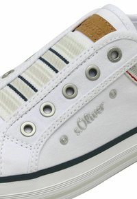 Valge kangast tennis, metallist silmadega, sinise triibulise kangast keel, pruun nahast lips ja "s.Oliver" logo küljel.