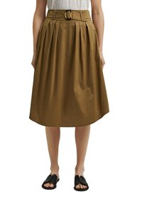 Khaki plisseret nederdel med et bredt bælte, der har en spænde i taljen. Stoffet har en glat tekstur og en knælang design.