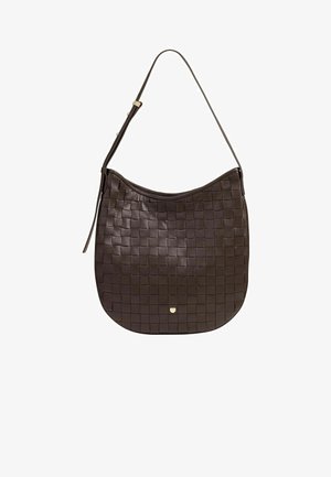 Sac en cuir tressé marron avec une forme arrondie, une seule bandoulière et un petit logo en métal accentué en bas à l'avant.