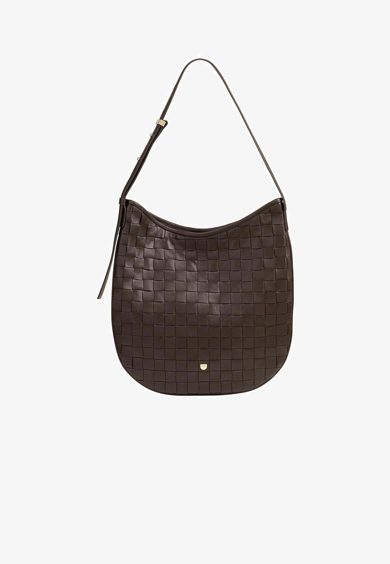Borsa a tracolla in pelle intrecciata marrone, con forma arrotondata, una sola tracolla e un piccolo logo metallico accentato nella parte anteriore inferiore.