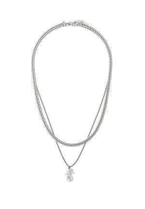 Doppellagige Silberkette mit einer dünnen Kette, die einen stilisierten Silberanhänger mit ineinander verschlungenen abstrakten Formen hält.