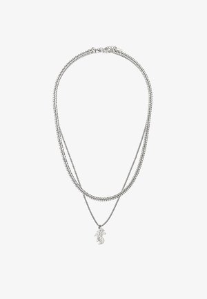 Doppellagige Silberkette mit einer dünnen Kette, die einen stilisierten Silberanhänger mit ineinander verschlungenen abstrakten Formen hält.