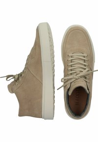 Zapatillas altas de ante beige con una superficie texturizada, puntera redonda y suela de goma ligera. Incluye ojetes reforzados y cordones planos.