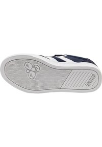 Sko Sål med en vit gummibotten med greppmönster, marinblå ovandel och vita rand-accenter. Hållbar design med texturerad yta.