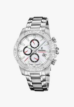 Silberner Chronograph aus Edelstahl mit weißem Zifferblatt, schwarzen und roten Akzenten, Datumsanzeige und einem strukturierten Gliederarmband.