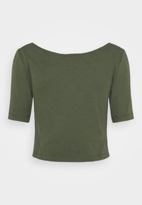 Olivgrön kort topp med korta ärmar, vid halsringning och en mjuk, elastisk bomullstextur. Enkel design, utan synliga mönster eller detaljer.