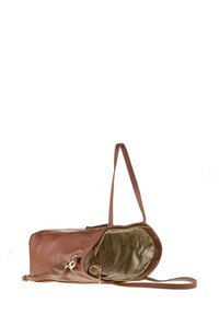 Sac à main en cuir marron avec bandoulière longue, fermeture éclair ouverte révélant une doublure intérieure beige ornée de logos "Pierre Cardin" répétés.