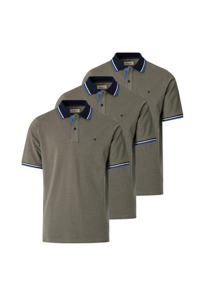 Drei olivgrüne Poloshirts mit marineblauen Kragen und Ärmelsäumen, die sich auf weißem Hintergrund überlappen.
