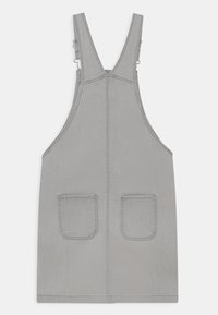Grå denim overallklänning med breda axelband, justerbar utrustning och två framlommer. Enkelt design med rak skärning och synlig sömnad.