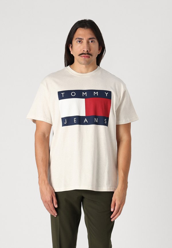 BIG FLAG TEE - Print T-shirt - oat