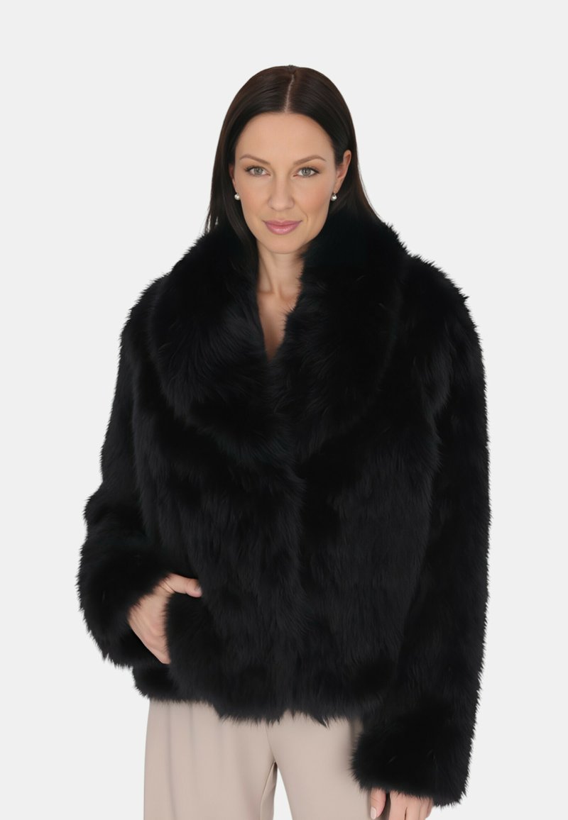 Cappotto in pelo sintetico nero con un ampio colletto, texture morbida e maniche lunghe. Presenta due tasche laterali e una silhouette leggermente ampia.