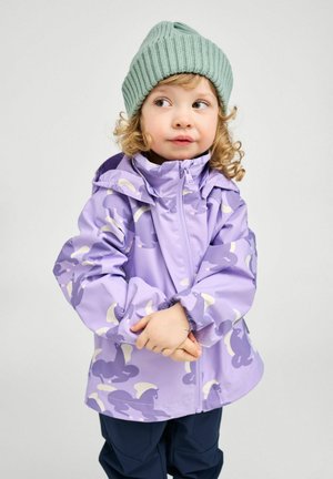 Lila wasserdichte Jacke mit hellem Muster, ausgestattet mit einem hohen Kragen und elastischen Bündchen, kombiniert mit einer hellgrünen Strickmütze.