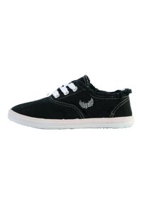 Scarpe nere in tela con lacci bianchi, bordi sfilacciati e suola in gomma bianca. Presentano un ricamo a forma di ala sul lato. Design a profilo basso.