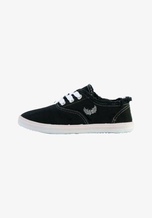 Zapatilla de lona negra con cordones blancos, bordes deshilachados y suela de goma blanca. Presenta un detalle de alas bordado en el lateral. Diseño de perfil bajo.