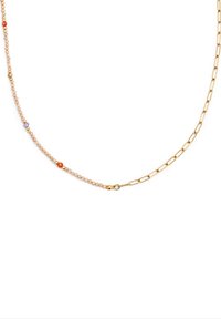 Collar de cadena de oro que presenta una mezcla de pequeñas cuentas en tonos pastel, incluyendo acentos en naranja y púrpura, con eslabones de cadena alternos y una textura suave.