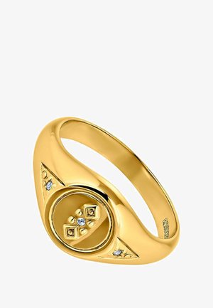 Anillo de oro con un centro circular que presenta acentos geométricos, pequeñas piedras incrustadas y una banda suave con grabados detallados.