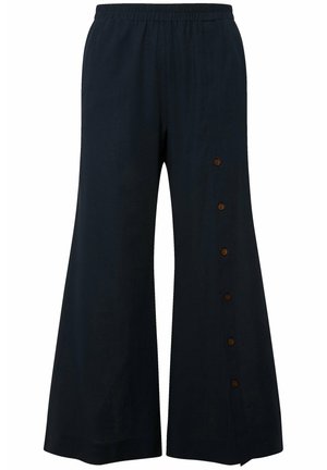 Marineblauwe wijde broek van lichtgewicht stof, met een elastische tailleband en bruine knopen langs de zijkanten voor extra detail.