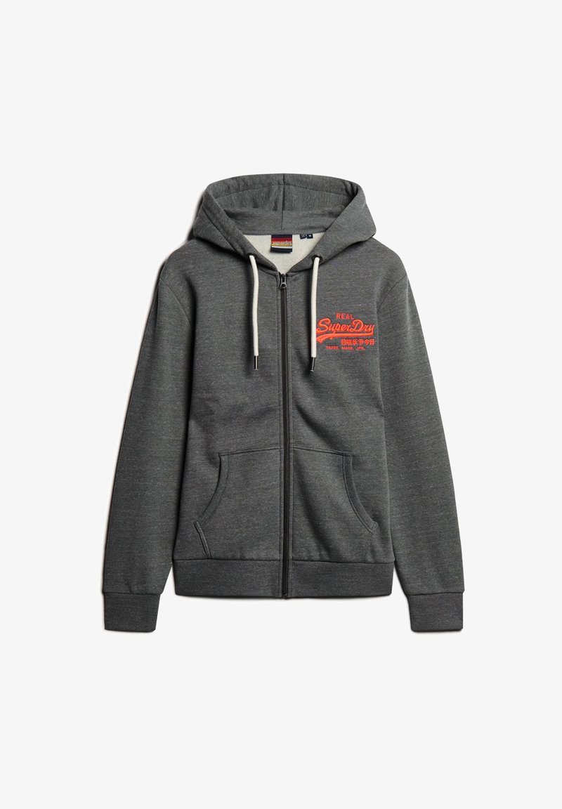 Felpa grigia con zip in materiale misto cotone. Presenta una tasca a marsupio, cappuccio regolabile con cordino e un logo arancione SuperDry sul petto.
