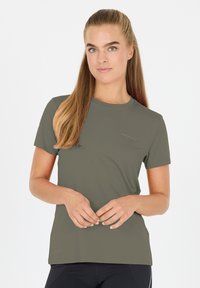 Olivgrön kortärmad tränings-t-shirt med rund halsringning och snygg design. Har diskret logotyp på bröstet.