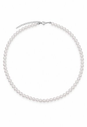 Un rang de perles blanches avec un fermoir argenté et une chaîne réglable, disposé en ovale sur un fond blanc.