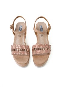 Sandali in pelle marrone con una trama intrecciata e dettagli metallici. Cinghia alla caviglia regolabile e suola a piattaforma elevata.