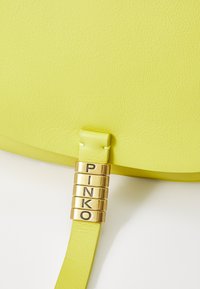 Pinko SADDLE CLASSIC  - Τσάντα χιαστί - lime/antique gold-coloured