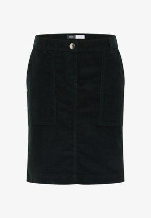 Zwarte corduroy rok met een rechte snit, voorzien van twee voorzakken, knoopsluiting en subtiele stikseldetails.