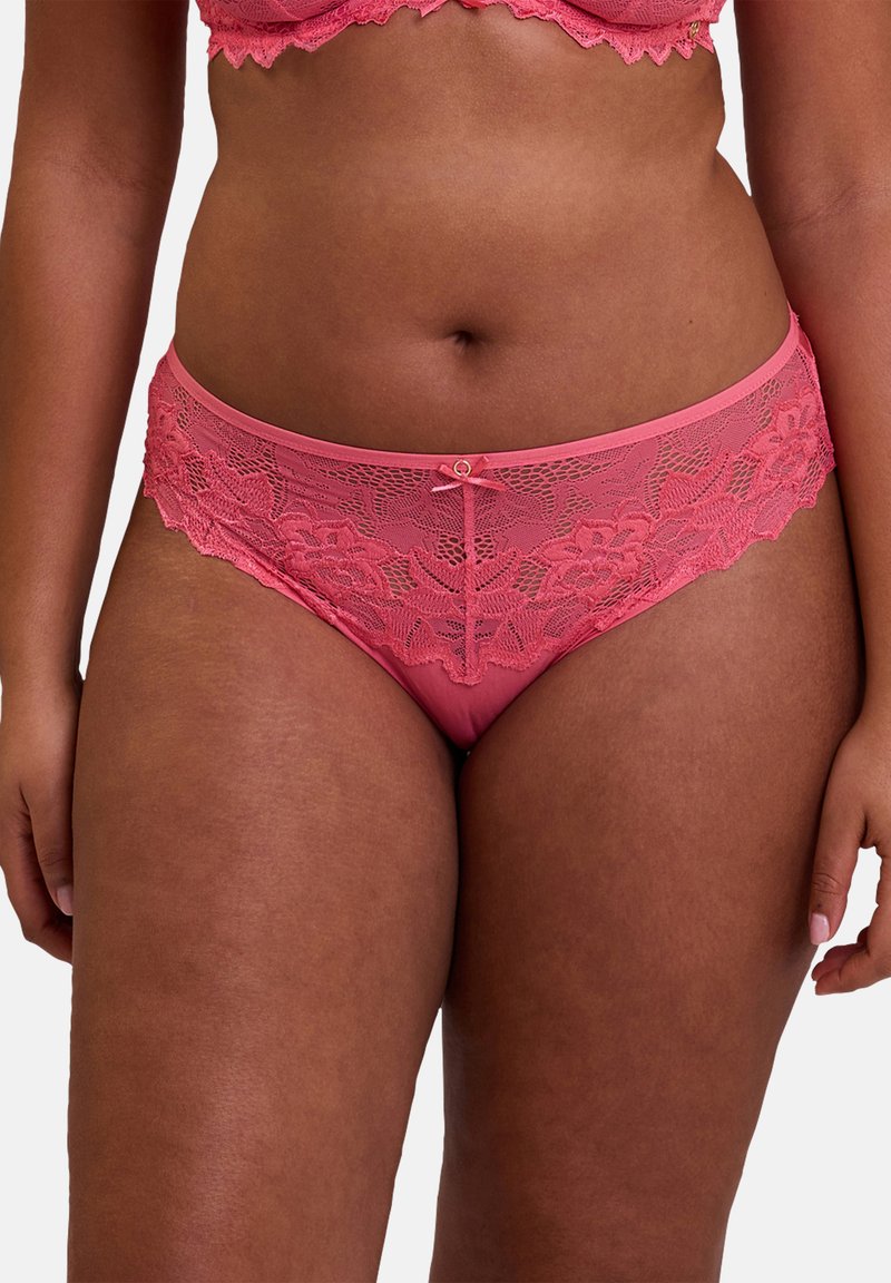 Culotte en dentelle rose avec motif floral, superposition transparente et taille solide. L'avant présente un petit nœud décoratif et des accessoires décoratifs.
