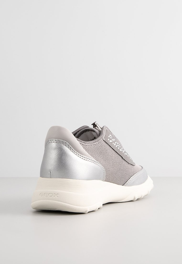 Graue Sneaker mit Obermaterial aus Mesh und metallischen silbernen Akzenten, ausgestattet mit einem Reißverschluss und einer strukturierten weißen Sohle für besseren Grip.